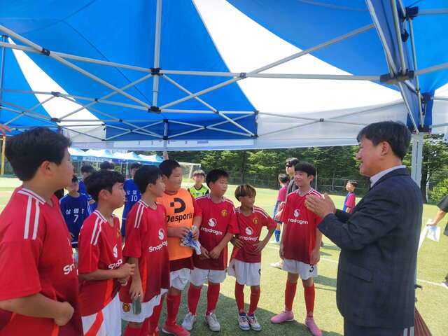 이영록 봉화교육지원청 교육장이 대회에 참가한 학생들을 만나 격려의 말을 전하고 있다. 봉화교육지원청 제공