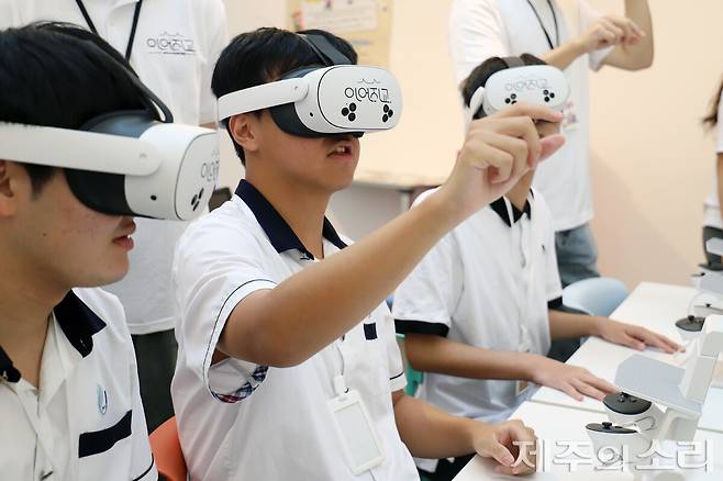 진주와 고성, 보성 등 지역에서 활동했던 공룡 복원 콘텐츠를 현실감 있게 체험할 수 있는 가상현실(VR) 기기를 착용한 학생들. ⓒ제주의소리