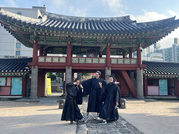 제주목 관아세 진행된 사자보이즈(저승사자) 코스튬 체험.(사진=제주관광공사)