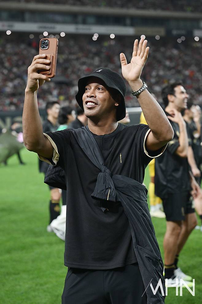 14일 서울월드컵경기장에서 열린 2025 아이콘매치 경기가 끝난 뒤 관중을 향해 손을 흔드는 호나우지뉴