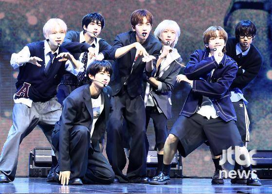 그룹 아이딧(IDID)이 15일 오후 서울 예스24 라이브홀에서 열린 첫 번째 미니 앨범 '아이 디드 잇.(I did it.)' 쇼케이스 무대에 올라 공연을 펼치고 있다. 박세완 엔터뉴스팀 기자 park.sewan@jtbc.co.kr
