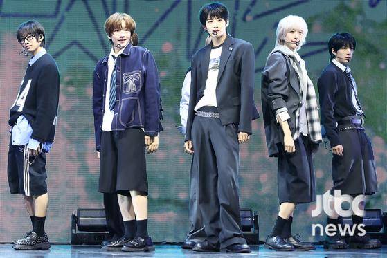 그룹 아이딧(IDID)이 15일 오후 서울 예스24 라이브홀에서 열린 첫 번째 미니 앨범 '아이 디드 잇.(I did it.)' 쇼케이스 무대에 올라 공연을 펼치고 있다. 박세완 엔터뉴스팀 기자 park.sewan@jtbc.co.kr