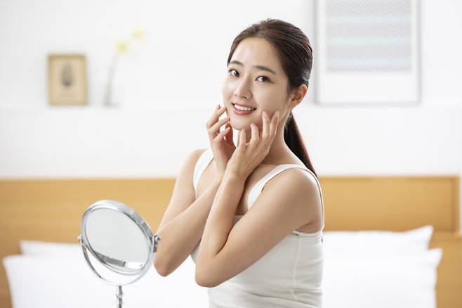 여성은 생리를 전후해 호르몬의 영향으로 얼굴이 붓고 피부가 칙칙해 보일 수 있다.[사진=클립아트코리아]