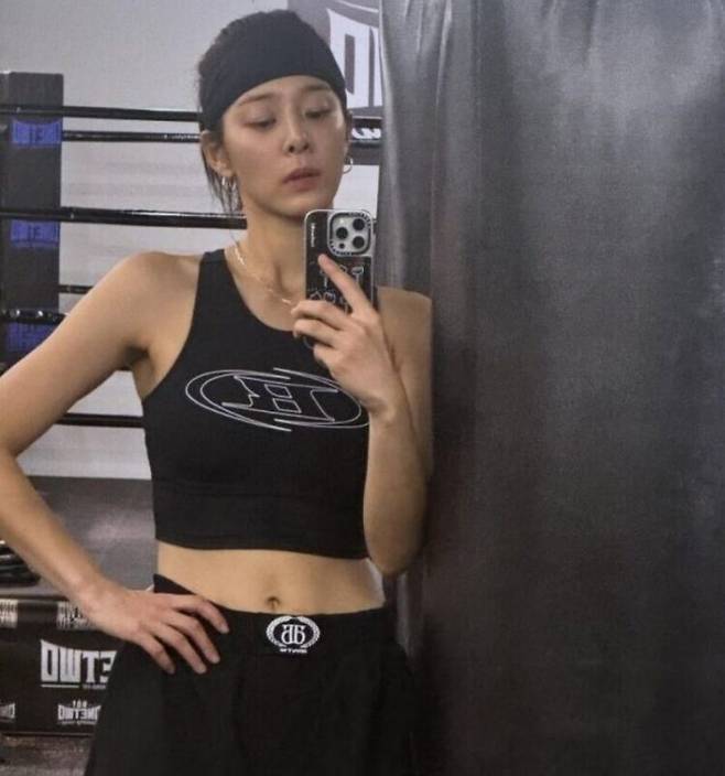 설인아가 군살 없는 몸매로 시선을 끌었다. 사진=설인아 소셜미디어