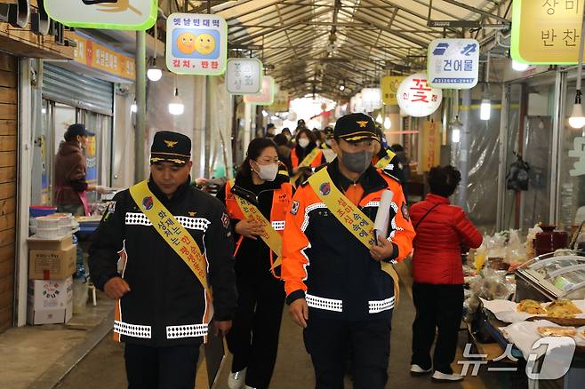 서울특별시 소방재난본부가 화재예방캠페인을 위해 전통시장 안전점검에 나섰다.(서울시 제공)