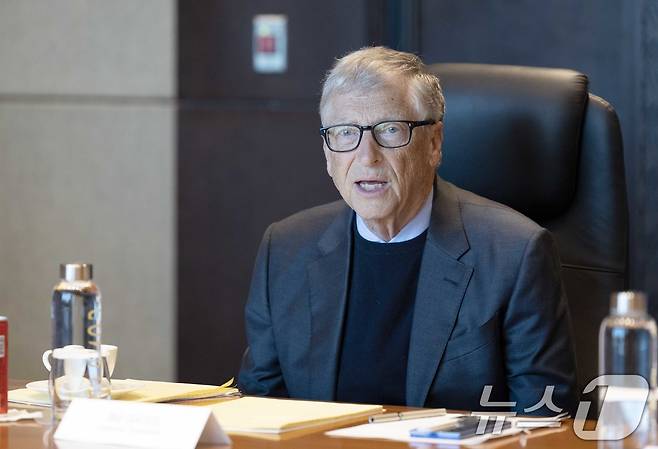 빌 게이츠  회장이 22일 서울 여의도 콘래드호텔에서 김정관 산업통상자원부 장관과 면담을 나누고 있다. (산업통상자원부 제공. 재판매 및 DB 금지) 2025.8.22/뉴스1