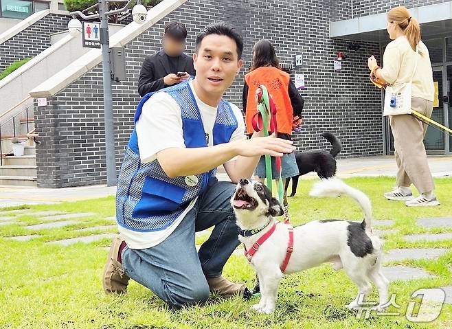 이두호 한국마즈 대표가 12일 발라당입양센터의 동물들을 위한 산책봉사를 하고 있다. ⓒ 뉴스1