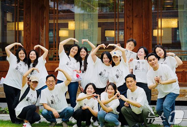 이두호 한국마즈 대표와 임직원들이 일명 '이효리 유기견 티셔츠'를 입고 12일 산책봉사를 하고 있다(마즈 제공). ⓒ 뉴스1