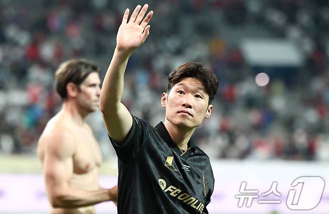 14일 오후 서울 마포구 서울월드컵경기장에서 열린 '2025 넥슨 아이콘매치' FC 스피어와 실드 유나이티드의 경기, FC스피어 박지성이 경기 후 관중에게 인사하고 있다. 2025.9.14/뉴스1 ⓒ News1 김도우 기자