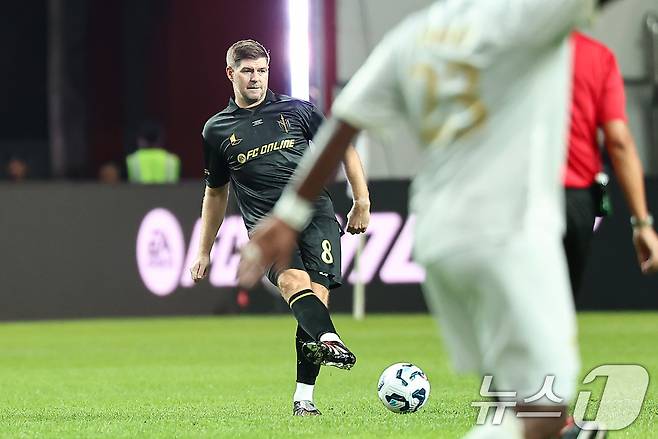 14일 오후 서울 마포구 서울월드컵경기장에서 열린 '2025 넥슨 아이콘매치' FC 스피어와 실드 유나이티드의 경기, FC스피어 스티븐 제라드가 패스를 하고 있다. 2025.9.14/뉴스1 ⓒ News1 김도우 기자