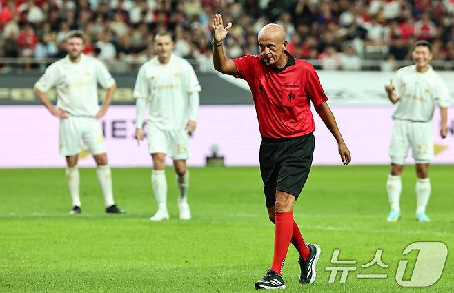 14일 오후 서울 마포구 서울월드컵경기장에서 열린 '2025 넥슨 아이콘매치' FC 스피어와 실드 유나이티드의 경기, 피에를루이지 콜리나 주심이 판정하고 있다. 2025.9.14/뉴스1 ⓒ News1 김도우 기자