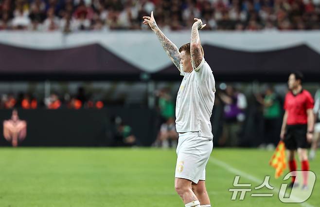 14일 오후 서울 마포구 서울월드컵경기장에서 열린 '2025 넥슨 아이콘매치' FC 스피어와 실드 유나이티드의 경기, 실드 유나이티드 욘 아르네 리세가 동료들에게 패스를 요청하고 있다. 2025.9.14/뉴스1 ⓒ News1 김도우 기자