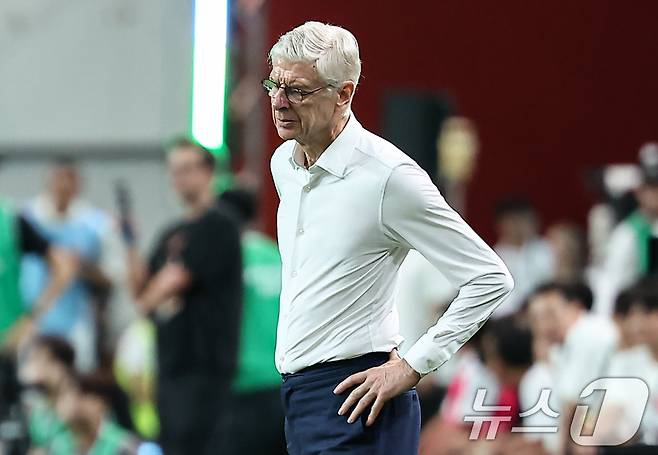 14일 오후 서울 마포구 서울월드컵경기장에서 열린 '2025 넥슨 아이콘매치' FC 스피어와 실드 유나이티드의 경기, FC스피어 아르센 벵거 감독이 경기를 지켜보고 있다. 2025.9.14/뉴스1 ⓒ News1 김도우 기자