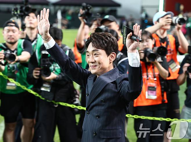 박정무 넥슨 상업부사장이 14일 오후 서울 마포구 서울월드컵경기장에서 열린 '2025 아이콘매치' FC 스피어와 쉴드 유나이티드의 경기에 앞서 인사말을 위해 경기장에 들어서고 있다. 2025.9.14/뉴스1 ⓒ News1 김도우 기자