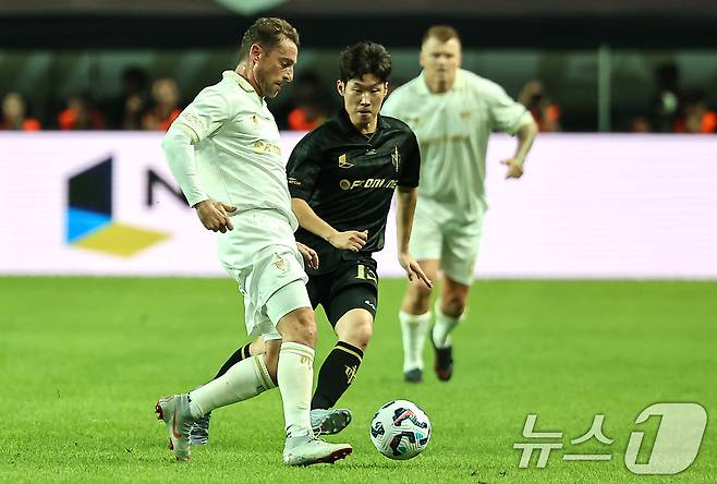 14일 오후 서울 마포구 서울월드컵경기장에서 열린 '2025 넥슨 아이콘매치' FC 스피어와 실드 유나이티드의 경기, FC스피어 박지성이 수비를 하고 있다. 2025.9.14/뉴스1 ⓒ News1 김도우 기자