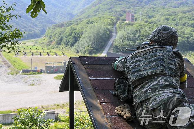 군 장병이 루프탑 장애물에서 목표를 향해 사격하고 있다. 2025.5.29/뉴스1