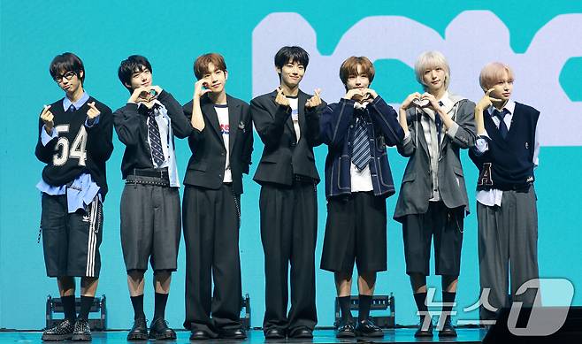 그룹 아이딧(IDID)의 박성현(왼쪽부터)과 백준혁, 김민재, 장용훈, 정세민, 박원빈, 추유찬이 15일 서울 광진구 예스24 라이브홀에서 열린 첫 번째 미니 앨범 '아이 디드 잇.'(I did it.) 발매 쇼케이스에서 포즈를 취하고 있다. 2025.9.15/뉴스1 ⓒ News1 권현진 기자