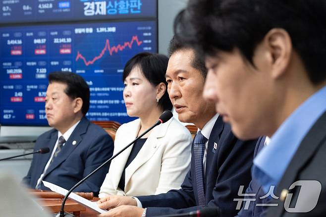 정청래 더불어민주당 대표가 15일 서울 여의도 국회에서 열린 최고위원회의를 주재하고 있다. 2025.9.15/뉴스1 ⓒ News1 이승배 기자