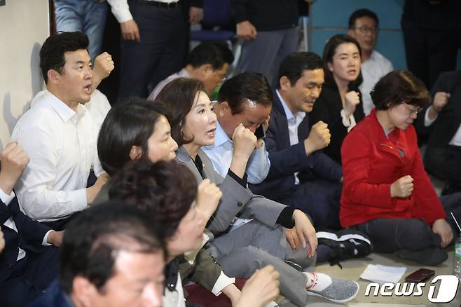 26일 서울 여의도 국회 사법개혁특별위원회 회의장 앞에서 나경원 자유한국당 원내대표 등 의원들이 회의 진행에 항의하며 구호를 외치고 있다. 이날 사개특위는 고위공직자범죄수사처 설치 및 운영에 관한 법률안과 검경 수사권 조정 법안인 형사소송법 일부개정법률안 등의 패스트트랙(신속처리안건)을 지정할 예정이다. 2019.4.26/뉴스1 ⓒ News1 안은나 기자