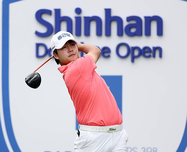 김민규가 제41회 신한동해오픈 2라운드 11번 홀에서 티샷을 하고 있다. 사진 | 스포츠서울DB