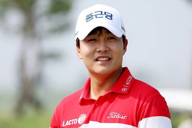 DP월드투어에서 활약 중인 김민규가 26일 KPGA 군산CC 오픈 1라운드에서 밝게 웃고 있다. 사진 | KPGA
