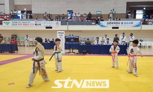 어린이부터 어르신까지 세대를 아우르는 태권도 문화축제 '2025 무주 태린이 문화 페스타' 행사 프로그램 일환으로 14일 열린 '2025 세계어린이태권도연맹컵 전국태권도대회'에 출전한 학생들이 경연을 하고 있다. /사진(무주)=이상완 기자