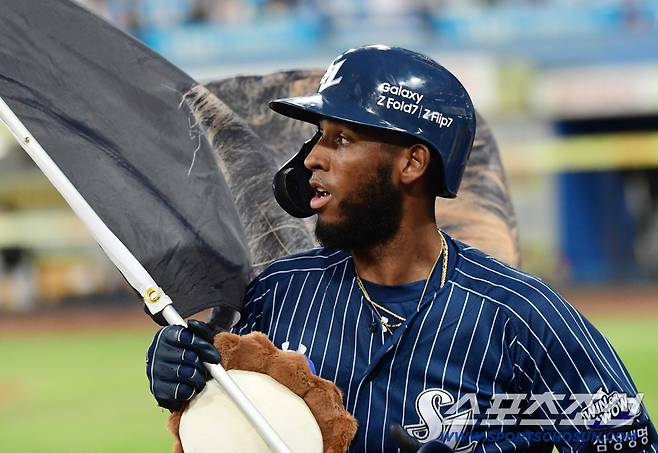 14일 대구 삼성라이온즈파크에서 열린 삼성과 KT의 경기. 6회 삼성 디아즈가 시즌 46호 솔로포를 날렸다. 동료들과 하이파이브를 나누고 있는 디아즈. 대구=송정헌 기자songs@sportschosun.com/2025.09.14/