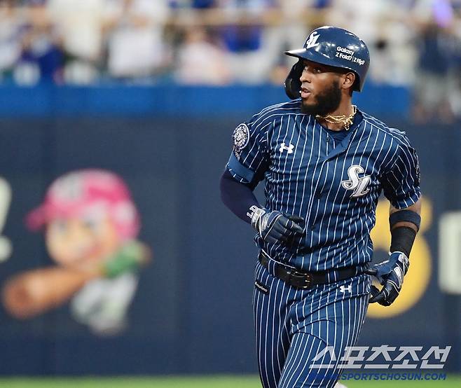 14일 대구 삼성라이온즈파크에서 열린 삼성과 KT의 경기. 6회 삼성 디아즈가 시즌 46호 솔로포를 날렸다. 그라운드를 돌고 있는 디아즈. 대구=송정헌 기자songs@sportschosun.com/2025.09.14/