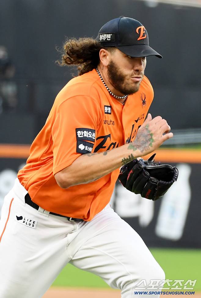 13일 대전 한화생명볼파크에서 열린 한화 이글스와 키움 히어로즈의 경기. 3회초 2사 2,3루 한화 폰세가 키움 주성원 타구를 잡은 뒤 직접 1루 베이스를 터치하고 있다. 대전=박재만 기자 pjm@sportschosun.com/2025.09.13/
