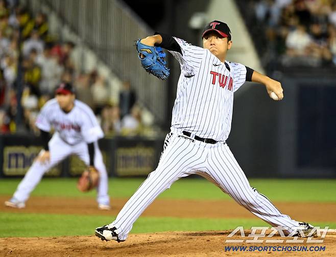 13일 잠실야구장에서 열린 KIA와 LG의 경기, 8회초 1사 1,2루 마운드에 오른 송승기가 역투하고 있다. 잠실=허상욱 기자wook@sportschosun.com/2025.09.13/