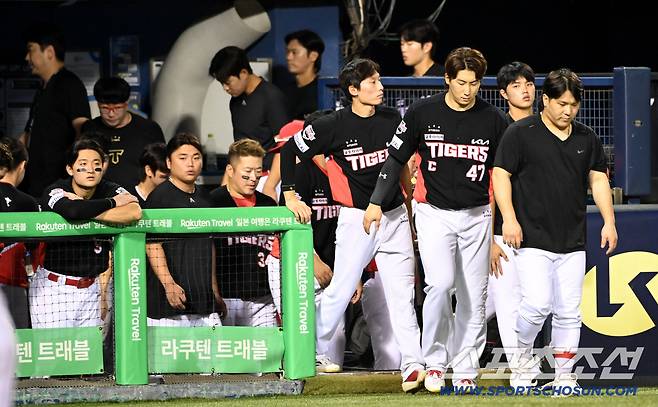 14일 잠실야구장에서 열린 KIA와 LG의 경기, LG가 14대0으로 승리하며 80승 고지에 올랐다. 패한 KIA 선수단이 아쉬운 발걸음을 옮기고 있다. 잠실=허상욱 기자wook@sportschosun.com/2025.09.14/