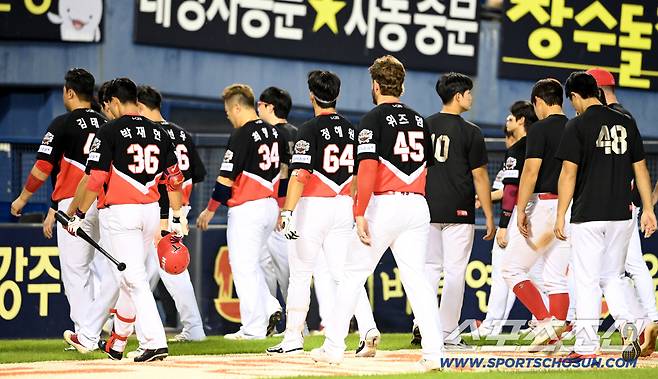 14일 잠실야구장에서 열린 KIA와 LG의 경기, LG가 14대0으로 승리하며 80승 고지에 올랐다. 패한 KIA 선수단이 아쉬운 발걸음을 옮기고 있다. 잠실=허상욱 기자wook@sportschosun.com/2025.09.14/