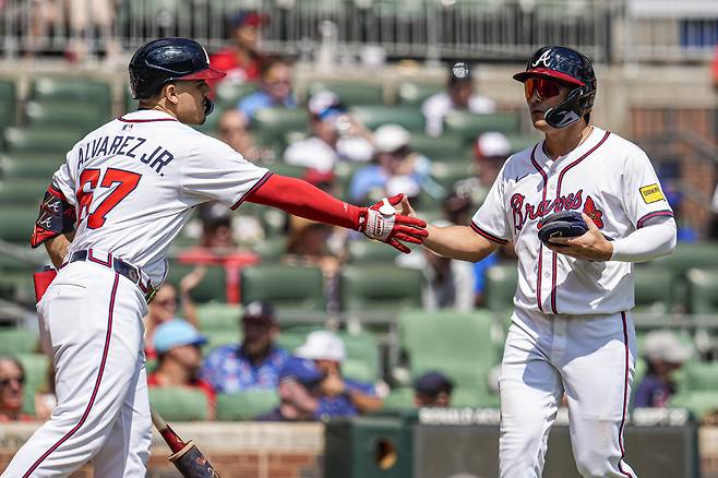 애틀랜타 브레이브스 김하성이 15일(한국시각) 트루이스트파크에서 열린 휴스턴 애스트로스전에서 2회말 득점을 올린 뒤 나초 알바레즈 주니어의 환영을 받고 있다. Imagn Images연합뉴스
