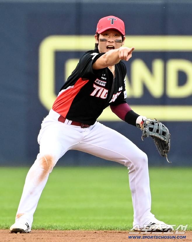 13일 잠실야구장에서 열린 KIA와 LG의 경기, 2회말 문보경의 내야땅볼 타구를 잡아 1루에서 잡아내는 박찬호의 모습. 잠실=허상욱 기자wook@sportschosun.com/2025.09.13/