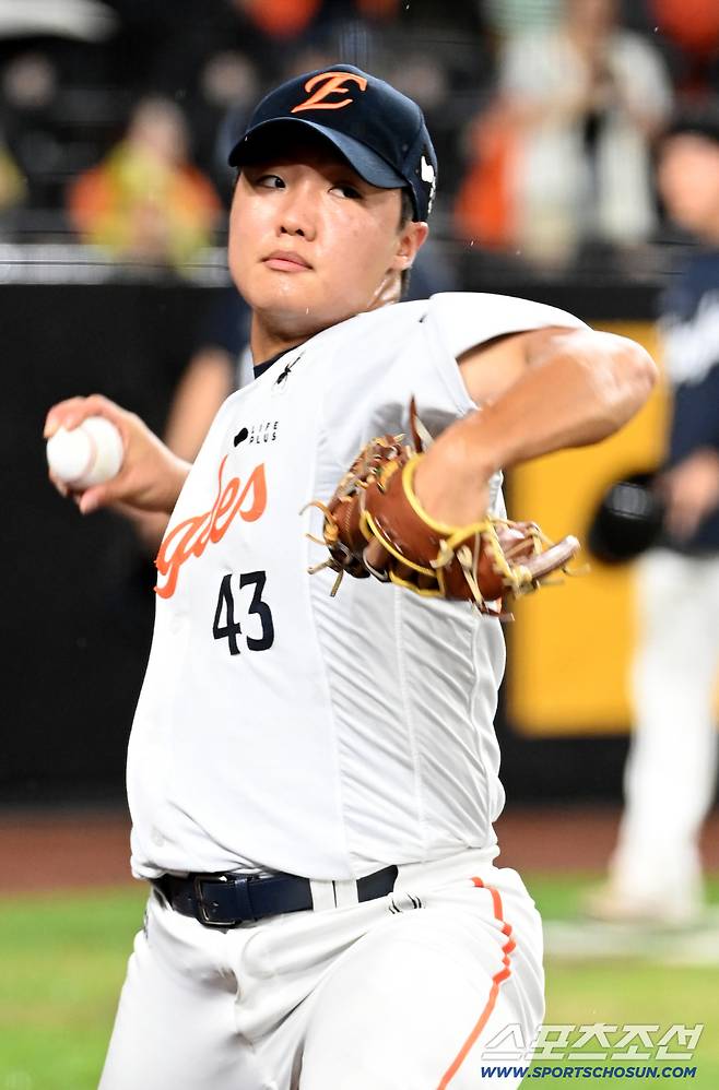 3일 대전 한화생명볼파크에서 열린 NC와 한화의 경기, 연장 10회초 투구를 앞두고 연습투구를 하는 한화 정우주.  대전=허상욱 기자wook@sportschosun.com/2025.09.03/