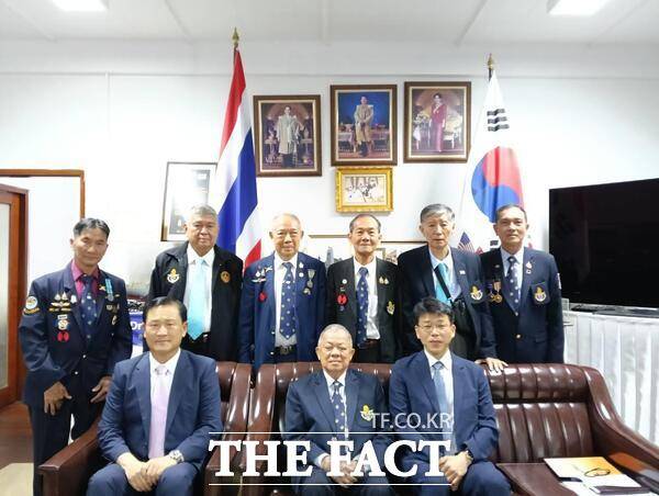 계룡시문화관광재단 나웅열 총괄부장 등 관계자들이 지난 5월 태국의 한국전 참전협회를 방문해 협회장(분디 마라이 아리쑨, 앞줄 가운데)을 비롯한 6.25 참전용사들을 '2025계룡軍문화축제'에 초청하는 한편 참전용사들의 축제 참석에 대한 의견을 교환했다. /계룡시