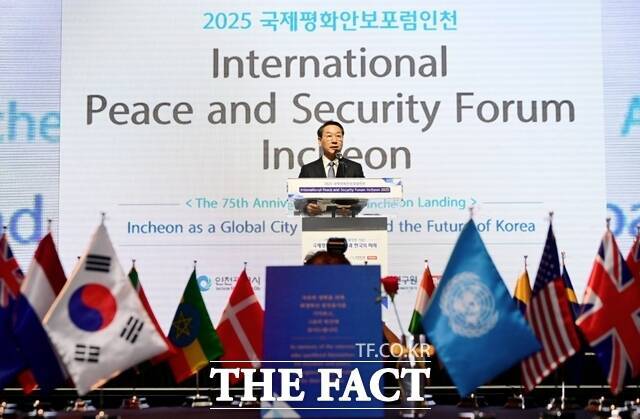 유정복 인천시장이 15일 송도컨벤시아에서 열린 '2025 국제평화안보포럼인천'에서 개회사를 하고 있다./인천시