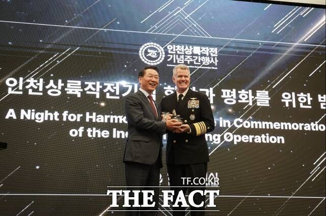 지난 14일 인천 중구 하버파크 호텔에서 열린 제75주년 인천상륙작전 기념행사 '화합과 평화를 위한 밤'에서 유정복 시장(왼쪽)과 사무엘 파파로 미국 인도·태평양 사령관이 기념촬영을 하고 있다./인천시