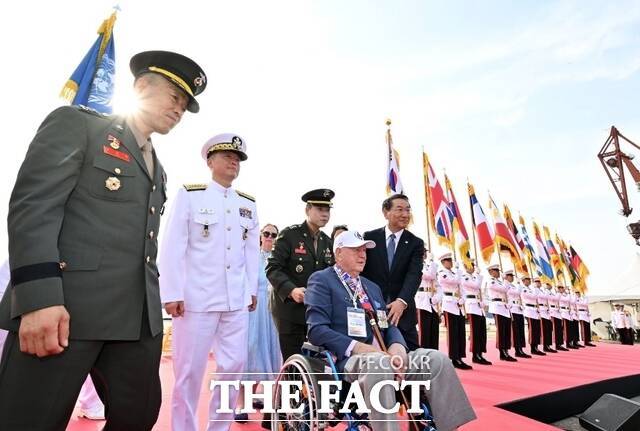 유정복 인천시장(오른쪽 첫 번째)이 제75주년 인천상륙작전일인 15일 내항8부두에서 열린 '제75주년 인천상륙작전 전승기념행사'에서 참전용사와 입장하고 있다./인천시