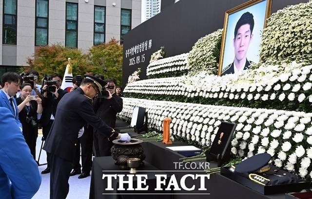 갯벌에 고립된 노인을 혼자 구하려다 숨진 고 이재석 경사의 영결식이 진행된 15일 오전 인천 서구 인천해양경찰서에서 김용진 해양경찰청장이 헌화하고 있다. /뉴시스