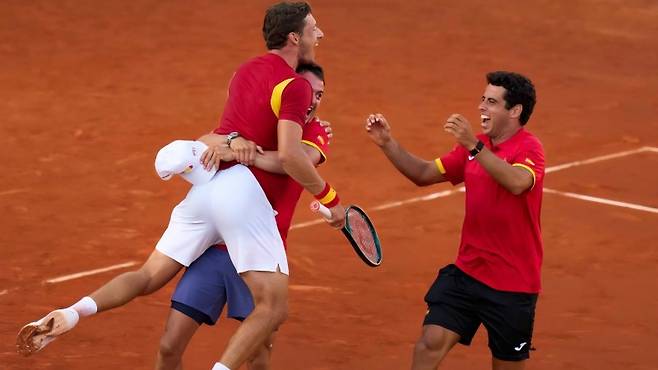 스페인 선수들이 14일 덴마크에 3-2 역전승을 거두고 2025 데이비스컵 파이널(최종결선) 진출에 성공한 뒤 환호하고 있다. 사진/데이비스컵