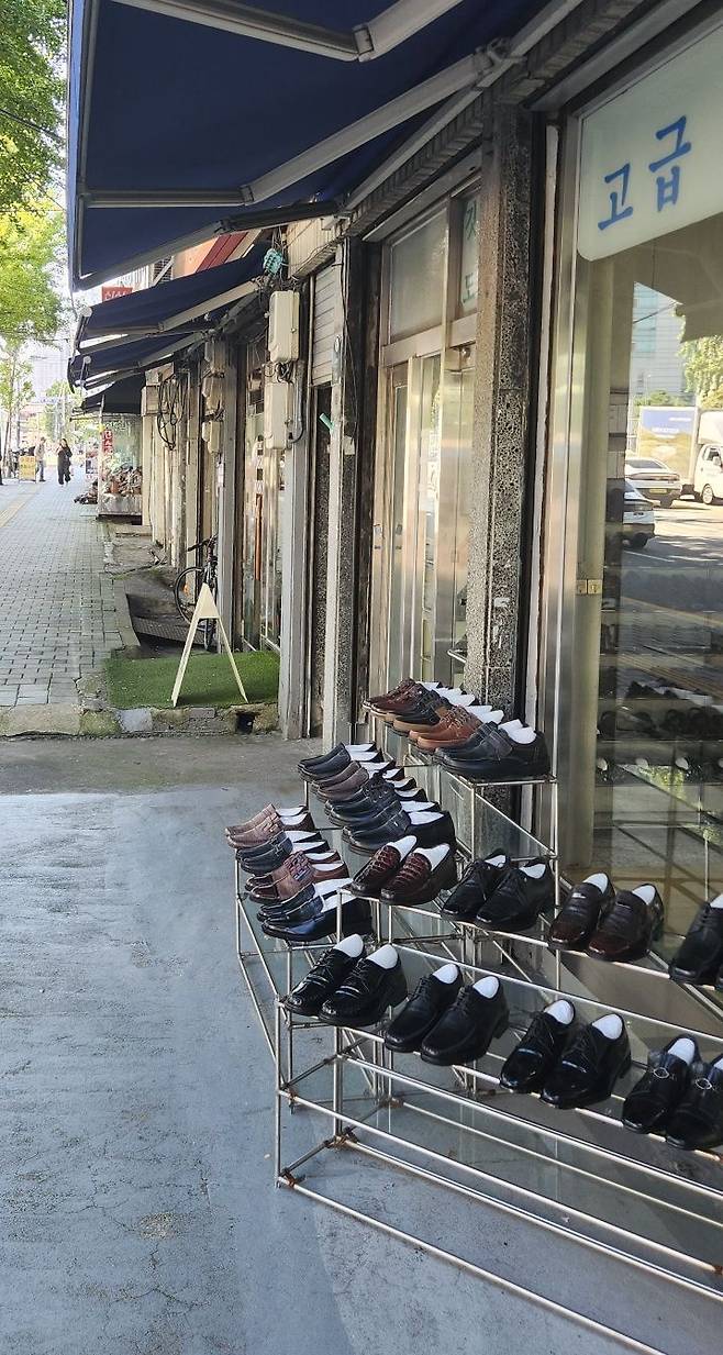 12일 오후 서울 중구 염천교 수제화거리가 한산하다. 변선진 기자