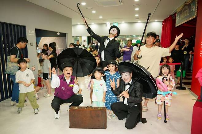 '찰리 채플린의 초대' 기념촬영. 동대문구 제공.