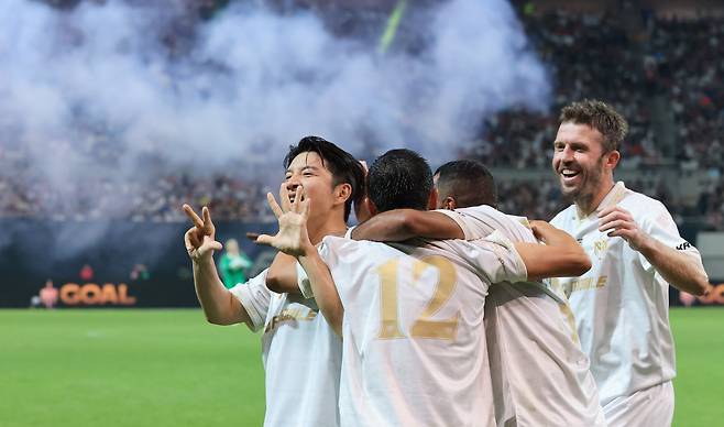 14일 오후 서울 마포구 서울월드컵경기장에서 열린 ’2025 아이콘매치: 창의 귀환, 반격의 시작‘ 경기에서 박주호가 골을 넣고 동료들과 기뻐하고 있다. /박성원 기자