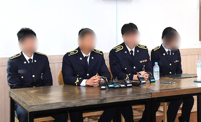 갯벌에 고립된 노인을 혼자 구하려다 숨진 고(故) 이재석 경사 팀원들인 인천해양경찰서 영흥파출소 직원들이 15일 오전 이 경사 발인을 앞두고 인천 동구의 한 장례식장에서 기자회견을 하고 있다. /연합뉴스