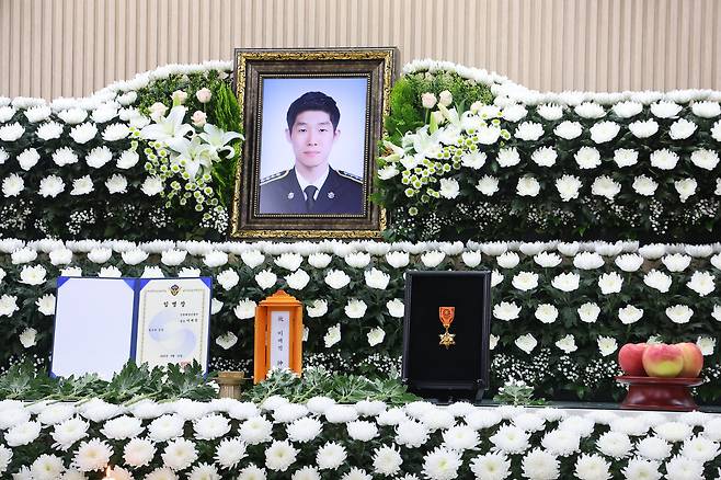 12일 인천 동구의 한 장례식장에 마련된 해양경찰관 고(故) 이재석 경사 빈소 영정 앞에 추서된 훈장이 놓여 있다. /연합뉴스