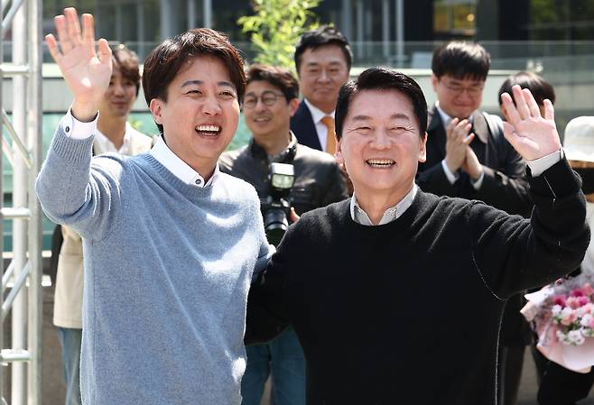 안철수 국민의힘 대선 경선 후보와 이준석 개혁신당 대선 후보가 지난 4월 25일 경기 성남시 판교역 인근 광장에서 열린 '미래를 여는 단비토크, Ai 기술패권시대 대한민국 미래를 말하다'에서 시민들을 향해 인사하고 있다./뉴스1