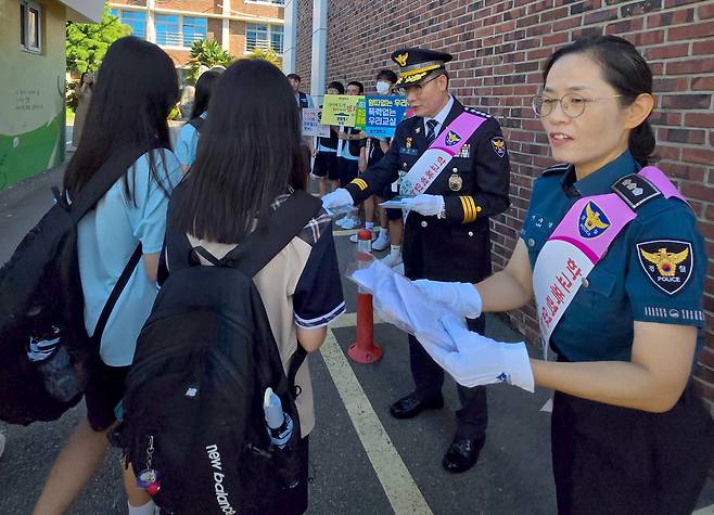광주광역시 경찰 관계자들이 지난 3일 광주 남구 봉선중학교 앞에서 신학기 학교폭력, 딥페이크, 공중협박죄 예방과 근절을 위한 등굣길 캠페인을 펼치고 있다. /광주 남부경찰서
