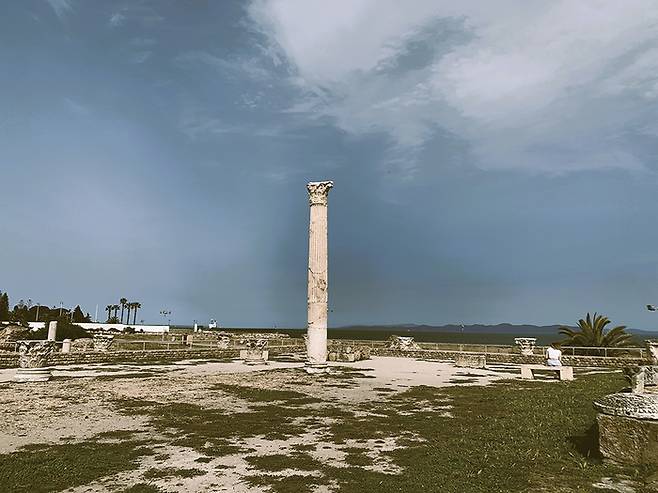 드넓은 튀니스만을 끼고 자리한 안토니우스 목욕장