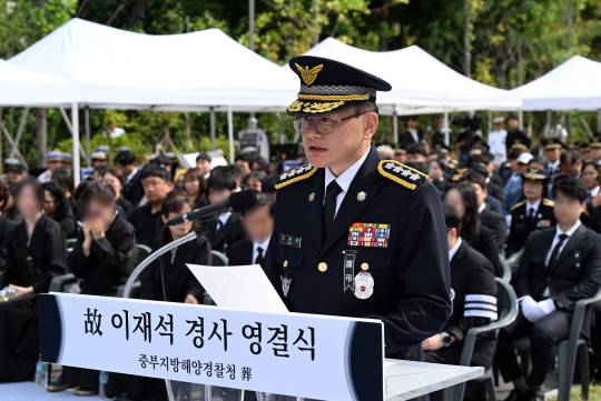 김용진 해양경찰청장이 15일 인천 서구 인천해양경찰서에서 엄수된 '해양경찰관 고(故) 이재석 경사 영결식'에서 추도사를 하고 있다. 연합뉴스